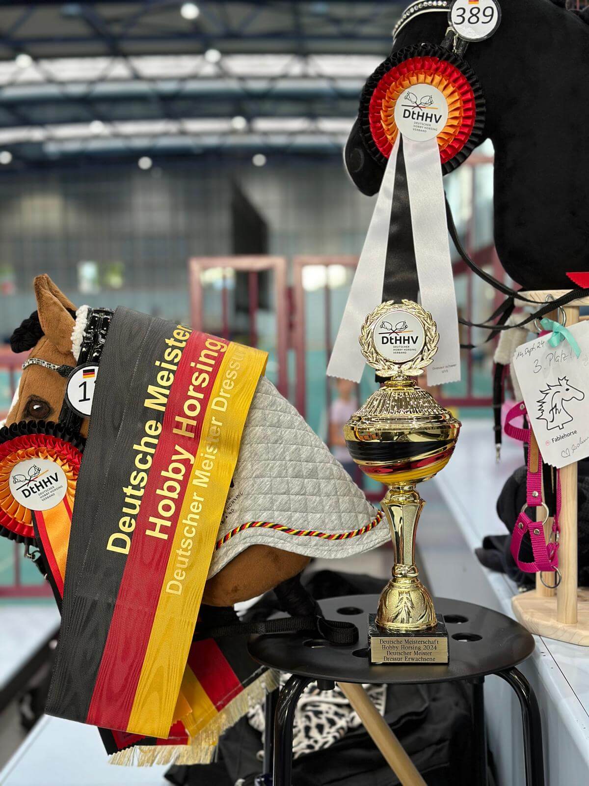 Hobby Horses esposti con nastri e coccarde del campionato tedesco e un trofeo d'oro