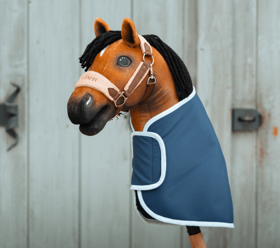 Hobby Horse LarDen con Coperta blu dal bordo bianco e Cavezza
