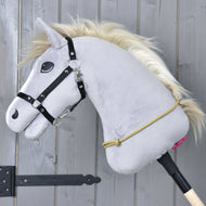 Hobby Horse LarDen grigio con briglia nera, criniera dorata e Redini a collare Naturale artigianali, appeso a un bastone di legno davanti a una parete grigia. Una corda gialla in polipropilene è avvolta intorno al collo.