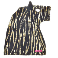 Hobby Horse LarDen tuta protettiva Zebra Gold (Lycra), maglietta nera per animali con lucide righe zebrate oro, apertura per la testa, piccolo colletto con dettaglio orecchie ed etichetta rosa “By Petti” vicino al fondo, ideale come protezione elegante.
