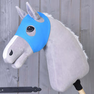 Hobby Horse grigio in peluche di Hobby Horse LarDen che indossa Maschera da cavallo senza orecchie Sky blu, che copre gli occhi, montato su un bastone di legno e mostrato davanti a uno sfondo di assi di legno.