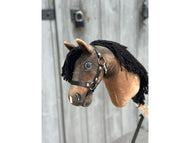 Hobby Horse Morgan con capezza nera - taglia XS di Hobby Horse LarDen con testa marrone fatta a mano in peluche, criniera nera in filato e capezza nera, su sfondo rustico in legno.