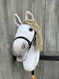 Hobby Horse Victory con capezza nera - taglia M di Hobby Horse LarDen con testa bianca in peluche fatta a mano, criniera in filato, capezza nera e occhi espressivi su un bastone di legno, ispirato ai cavalli andalusi.