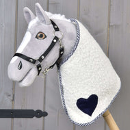Coperta cubo blu di Hobby Horse LarDen con Hobby Horse in peluche dal muso grigio, briglia nera e coperta con dettagli blu, montato su un bastone di legno e su sfondo in legno.