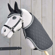 The Set Thermo Black Queen by Hobby Horse LarDen is a plush hobby horse with a quilted black blanket and matching bridle, perfect as a stylish decoration for any equestrian enthusiast.