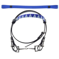 Briglia con 2 Fasce Blu (taglia M) di Hobby Horse LarDen con design blu e nero, imboccatura argentata, frontalino imbottito intercambiabile geometrico blu e bianco e cinghia blu coordinata, mostrata su sfondo bianco.