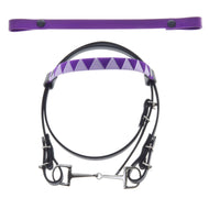 Briglia con 2 frontalini viola (taglia M) di Hobby Horse LarDen, con morso argentato, frontalino intercambiabile con motivo geometrico a rombi, mostrata con una cinghia viola coordinata con due bottoni.