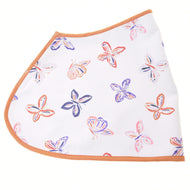 Coperta Butterfly (softshell) di Hobby Horse LarDen con base bianca e bordo marrone, decorata con motivi di farfalle e fiori arancioni, viola e blu, una graziosa coperta per il tuo Hobby Horse.
