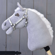 Cavezza - similpelle grigio chiaro di LarDen su un Hobby Horse grigio di peluche con soffice criniera bianca, parete grigia