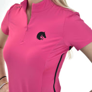 Persona che indossa la Hobby Horse LarDen T-Shirt LarDen Rosa, realizzata in spandex rosa acceso con maniche corte, logo nero a testa di cavallo sul petto, colletto parzialmente con zip e capelli chiari visibili.