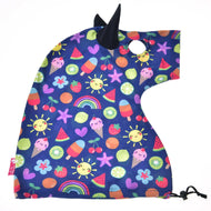 Tuta protettiva Hobby Horse Happiness di Hobby Horse LarDen, cappuccio colorato a forma di unicorno con corno nero, motivo con frutta, arcobaleni, soli, gelati e stelle su tessuto blu scuro e coulisse sul fondo.