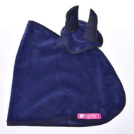 Hobby Horse LarDen Set Blu scuro (cuffia + coperta) include una cuffia blu scuro con bordo nero, etichetta rosa con testo bianco e logo del cavallo, e due copriorecchie, un'aggiunta elegante a qualsiasi set, mostrata su sfondo bianco.