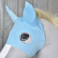 Primo piano di un cavallo giocattolo di peluche che indossa la Maschera da cavallo Sky di Hobby Horse LarDen, con orecchie appuntite e occhio illustrato, su sfondo di legno.