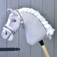 Hobby Horse LarDen "Cavezza grigia con pelliccia rosa" con un cavallo di peluche grigio, criniera bianca e cavezza grigia, fissato a un bastone di legno, su sfondo con pannello in legno grigio.