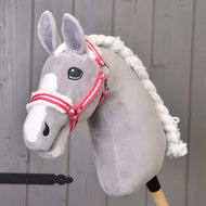 Hobby Horse LarDen "Cavezza rossa a righe con pelliccia" su un Hobby Horse in peluche grigio con criniera bianca e cavezza a righe rosse su un bastone di legno, mostrato davanti a una parete in legno grigio.