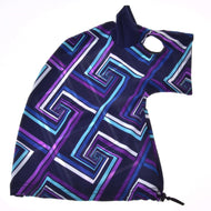 Hobby Horse LarDen Tuta protettiva Hobby Horse blu (Lycra) con vivace stampa geometrica a labirinto in blu, viola e bianco, apertura per il muso e coulisse sul fondo, ideale come protezione elegante per il tuo Hobby Horse.