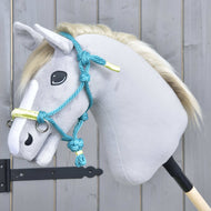 Cavezza in corda Turchese di Hobby Horse LarDen mostrata su un Hobby Horse di peluche con testa grigio chiaro, criniera bianca e briglia blu, montato su un bastone di legno davanti a una parete in legno grigia.
