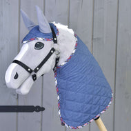 Set Jeans di Hobby Horse LarDen con cavallo grigio, coperta trapuntata blu e cuffietta abbinata con finitura scozzese, tutto montato su bastone di legno su sfondo in legno grigio.