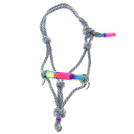 Cavezza in corda Manhattan di Hobby Horse LarDen, cavezza in corda grigia con nodi multipli, anelli in metallo e vivaci dettagli in filo arcobaleno, mostrata su sfondo bianco.