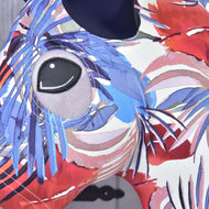 Primo piano della Tuta protettiva Hobby Horse Blue Jungle (Lycra) di Hobby Horse LarDen con colorato motivo astratto animalier, grande occhio grigio e motivi ondulati. La copertura lavabile ha uno sfondo grigio leggermente sfocato, perfetta per appassionati di Hobby Horse.