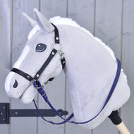Primo piano di un Hobby Horse di peluche grigio di Hobby Horse LarDen con briglia nera, criniera bianca e montato su un bastone di legno. Presenta le Redini gommate Dark purple, mostrate davanti a uno sfondo in legno grigio chiaro.