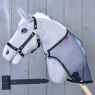Hobby Horse LarDen grigio in peluche con briglia nera e Coperta Antizanzare LarDen applicata, mostrato davanti a una porta di legno grigio chiaro con cerniera nera.