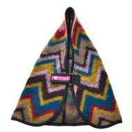 Coperta da scuderia Mexico Hobby Horse LarDen, cappottino asciugante triangolare per cane con motivo a zigzag colorato, bordo nero e cinturino rosa con velcro, in stile coperta da cavallo e mostrato disteso su sfondo bianco.