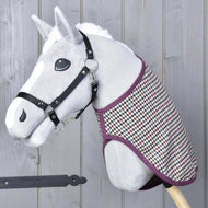 Hobby Horse giocattolo grigio di Hobby Horse LarDen, con cavezza nera e Coperta western Colorado, montato su un bastone di legno e mostrato davanti a una parete di legno grigia.