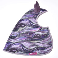 Impermeabile Galaxy Spazio di Hobby Horse LarDen con tessuto marmorizzato viola e grigio per tutte le condizioni atmosferiche, bordo glitterato e due forme appuntite a orecchia, disteso su sfondo bianco. È applicata un’etichetta rosa Laz Flan, perfetto per gli appassionati di Hobby Horse.