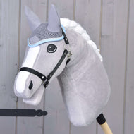 Hobby Horse LarDen Cuffia all'uncinetto grigia mostrata su un Hobby Horse grigio in peluche con criniera bianca e briglia nera, montato su un bastone di legno davanti a una parete di legno chiaro.