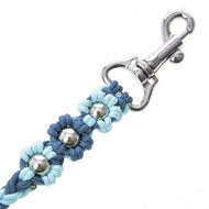 Primo piano della Hobby Horse LarDen Lead Rope Bloom Blue, con materiale intrecciato blu, decorazioni in metallo a forma di fiore e moschettone argentato lucido, ideale come accessorio di qualità per Hobby Horse.