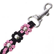 Primo piano della Hobby Horse LarDen Lead Rope Bloom Pink, un guinzaglio nero con dettagli floreali rosa e borchie argentate, rifinito con un moschettone in metallo lucido, ideale per condurre o far lavorare alla corda il tuo Hobby Horse con stile.