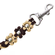 Primo piano della Hobby Horse LarDen Lead Rope Bloom Brown, intrecciata in beige e marrone con perline argentate e moschettone in metallo lucido, ideale per condurre o far lavorare alla corda il tuo Hobby Horse.