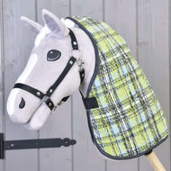 Primo piano di un giocattolo cavallo su bastone grigio con cavezza nera e Coperta da scuderia Lemon Blue di Hobby Horse LarDen, su sfondo in legno.