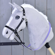 L’Hobby Horse di peluche grigio Hobby Horse LarDen con criniera bianca, briglia senza morso e Redini gommate Light purple è montato su un bastone di legno davanti a uno sfondo di legno a pannelli.