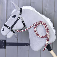 Hobby Horse - Corda guida lavorata a maglia Maroon di Hobby Horse LarDen con testa grigia in feltro, briglia nera e corda guida lavorata a maglia a mano bordeaux e bianca, montata su un bastone di legno davanti a una parete di legno grigia.