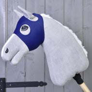 Hobby Horse LarDen grigio con criniera bianca e manico in legno, mostrato mentre indossa la Maschera per Cavallo senza orecchie LarDen davanti a una parete di legno con cerniere visibili.