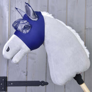 La Maschera Antizanzare LarDen di Hobby Horse LarDen presenta un Hobby Horse di peluche con corpo grigio chiaro, criniera bianca e maschera antimosche lavabile su un bastone, mostrato su sfondo di pannelli di legno.