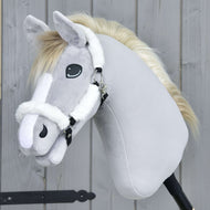 Hobby Horse LarDen Cavezza in pelliccia Teddy Classica su Hobby Horse di peluche con pelo grigio chiaro, criniera bianca, marcature bianche sul viso e cavezza bianca, montato su un bastone davanti a uno sfondo in legno.