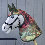 Impermeabile Galaxy di Hobby Horse LarDen con Hobby Horse grigio realistico, briglia nera e copertura per testa e collo in stile impermeabile per tutte le stagioni con effetto marmorizzato verde, rosso e crema, mostrato su sfondo in legno.