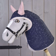 Hobby Horse LarDen Impermeabile Pinkie Blu (softshell) con Hobby Horse grigio e bianco, orecchie rosa e mantella blu navy con motivo da pioggia, briglia nera, perfetto per giocare con ogni tempo, mostrato davanti a pannelli di legno chiaro.