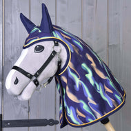 Hobby Horse di peluche con briglia nera che indossa l'Impermeabile arcobaleno di Hobby Horse LarDen, con design multicolore lucido su testa e collo, su sfondo in legno.