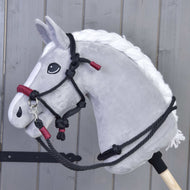 Set di corde Maroon di Hobby Horse LarDen mostrato davanti a una parete di legno grigia, con corde color bordeaux progettate per Hobby Horse.