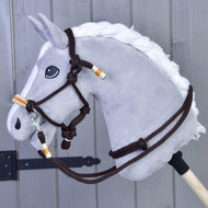 Set di corde Arancione di Hobby Horse LarDen mostrato davanti a una staccionata in legno, con set di corde arancione fissato saldamente a un robusto bastone di legno.