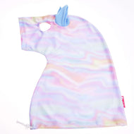Tuta protettiva Hobby Horse Rainbow (Lycra) di Hobby Horse LarDen, cappuccio da unicorno tie-dye pastello con morbido corno azzurro, orecchio, apertura per l'occhio e coulisse sul fondo, mostrato disteso su sfondo bianco.