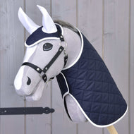 Set Monte di Hobby Horse LarDen con testa di Hobby Horse in peluche grigio, coperta trapuntata blu navy e cuffia coordinata con bordo bianco, mostrato su un bastone davanti a legno chiaro, ideale come elemento decorativo.