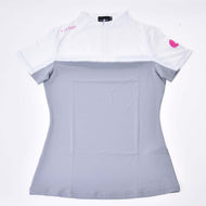 La T-Shirt LarDen Premium di Hobby Horse LarDen è una maglia sportiva da ciclismo da donna con parte superiore bianca, parte inferiore grigio chiaro, scritta rosa sulla manica sinistra e grafica a cuore rosa. Realizzata in spandex con zip frontale corta per comfort e flessibilità.