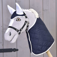 Set Termico Blu di Hobby Horse LarDen con testa di Hobby Horse in peluche, orecchie bianche, pettorale e coperta trapuntata blu navy, ideale come grazioso accento decorativo per cavallo.