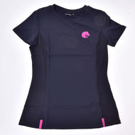 La Hobby Horse LarDen T-Shirt LarDen Active Nera è una maglia sportiva aderente nera a maniche corte con dettagli rosa, logo rosa a testa di cavallo sul lato sinistro del petto e due linguette rosa vicino all’orlo. Realizzata in morbido spandex, mostrata distesa su sfondo bianco.