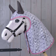 Impermeabile Valentine di Hobby Horse LarDen su un Hobby Horse in peluche con briglia nera e cappuccio trapuntato lilla chiaro con motivo geometrico e bordo rosa, mostrato davanti a uno sfondo di pannelli in legno.